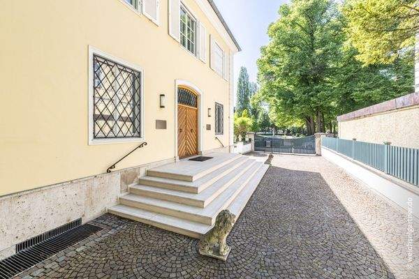 Zufahrt mit Parkmöglichkeiten