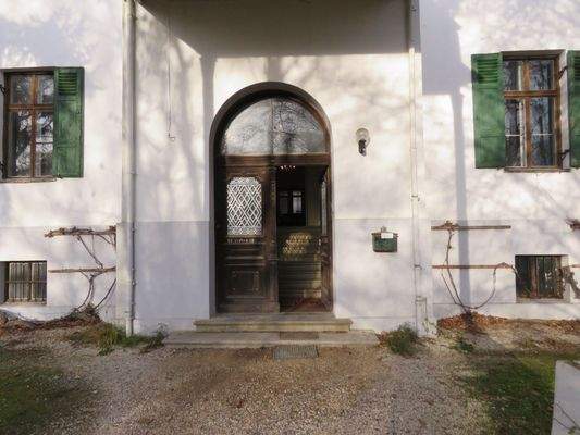 Hauseingang mit Rundbogentür 