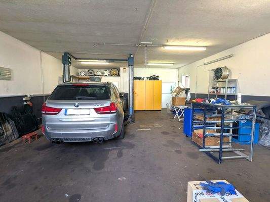 Gewerbe (derzeit Kfz-Werkstatt)