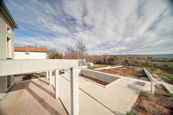 Einmalige Lage mit Pool