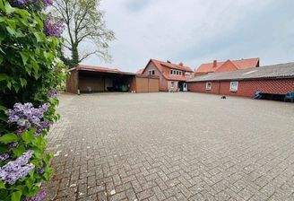 Blick auf den Gebäudekomplex