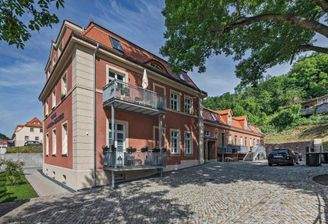 Hausansicht mit Balkon