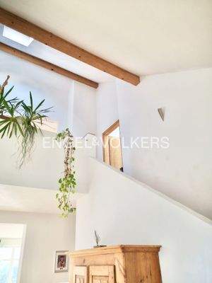 EG: Treppenaufgang mit Blick auf die Galerie