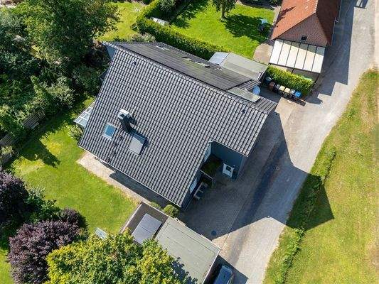 Draufsicht mit Garten und Carports 