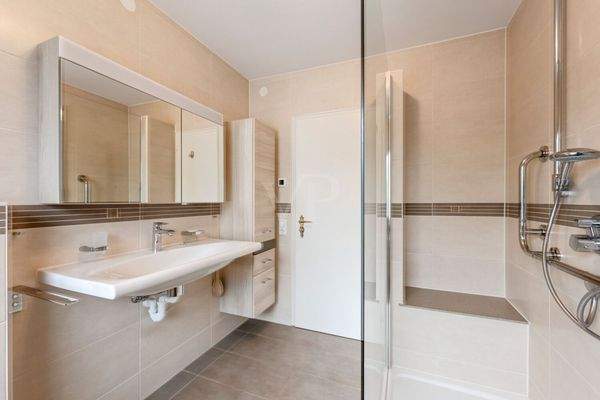 Tageslichtbadezimmer im Obergeschoss, renovierter Zustand