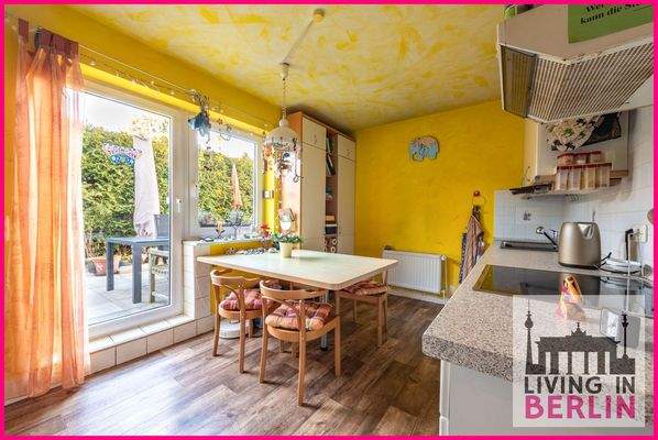 Küche mit Blick auf Terrasse