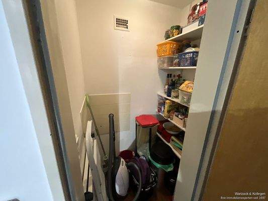 Abstellraum mit Anschlüssen für ein Gäste-WC