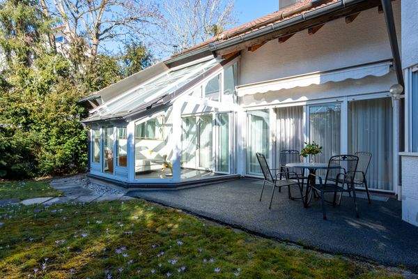 Terrasse mit Wintergarten