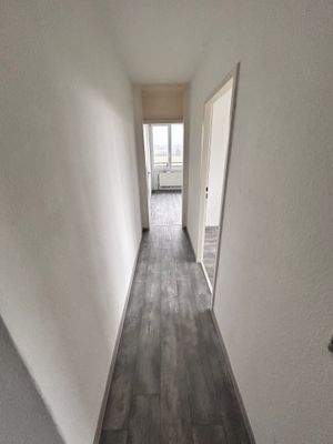 Flur mit Fensterblick