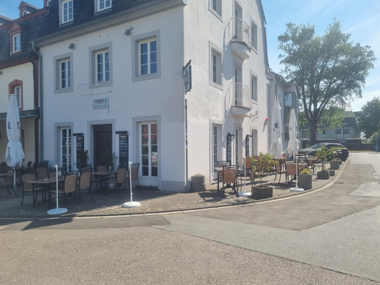 Gasthaus front mit Terrasse.png
