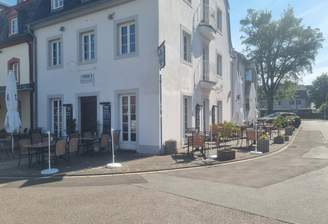 Gasthaus front mit Terrasse.png