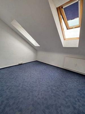 Dachzimmer mit Dachfenstern