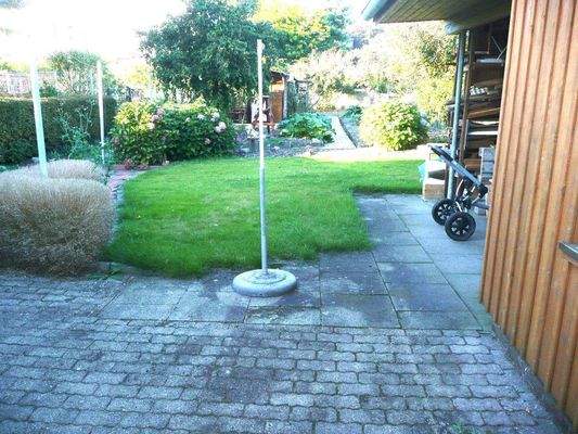 viel Ruhe und Raum im Hintergarten