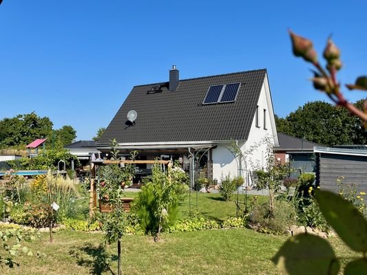 Garten, Terrasse und Solarpaket auf dem Dach sind perfekt nach Süden ausge