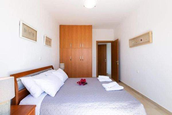 Kreta, Kournas: Spektakuläre Villa mit Tennisplatz nahe des Kournas-Sees zu verkaufen