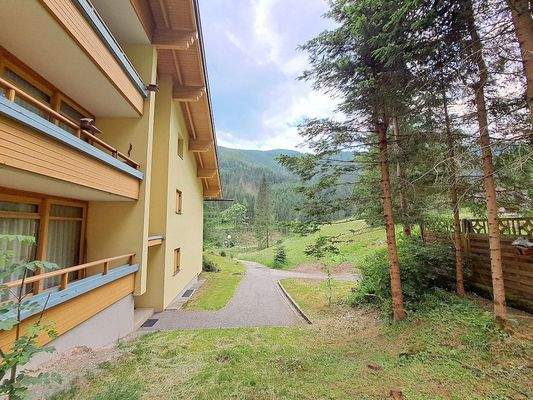 Blick nach Süden von der Westseite des Wohnhauses.