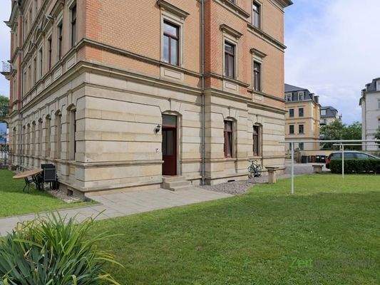 Terrassenmöbel und separater Hauseingang