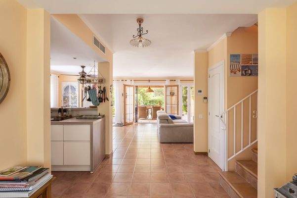 Großzügiger Wohn- und Essbereich mit Zugang zur Terrasse