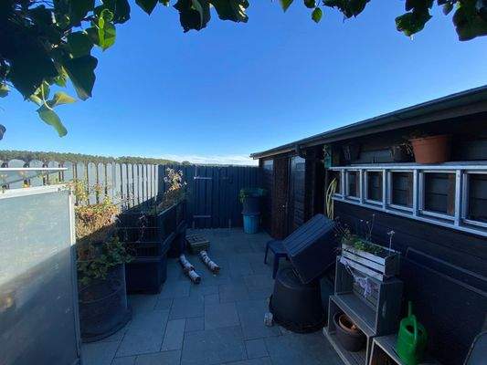 Seitlich des Gartenhauses