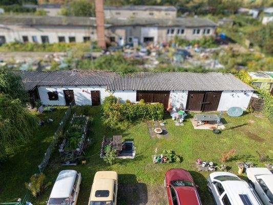 Blick auf Nebengelass mit Garagen