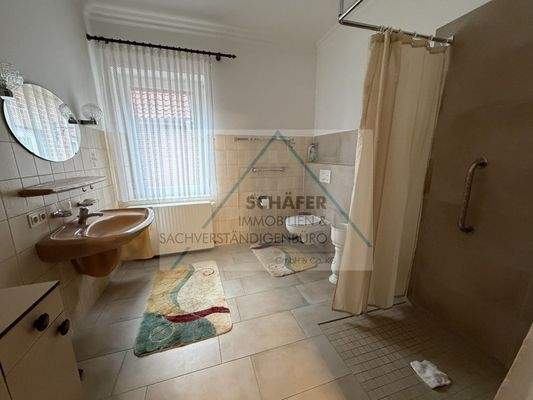 Bad mit ebenerdiger Dusche