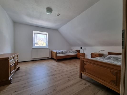 schlafzimmer 2 bETTEN.jpg