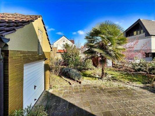 Garage mit Stellplatz