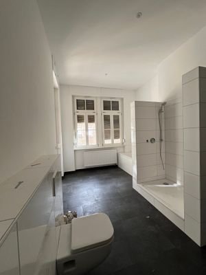 Badezimmer mit Dusche und Wanne.jpg