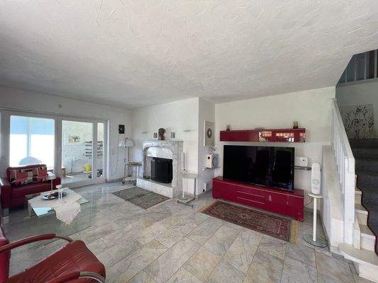 Wohnzimmer mit Blick in den Wintergarten