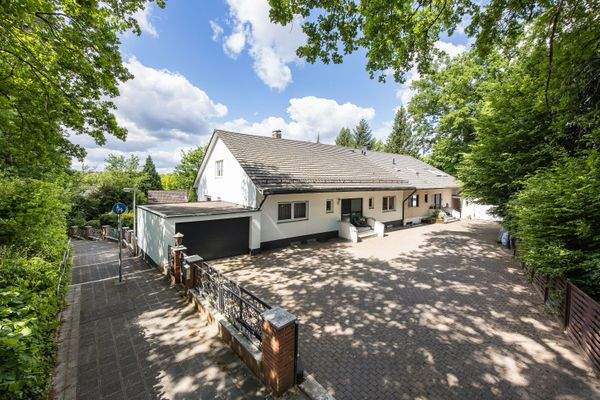 Außenansicht mit Garage