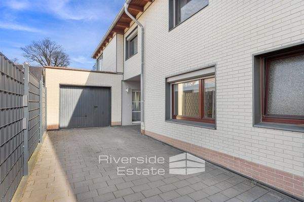 Garage und Hofeinfahrt 