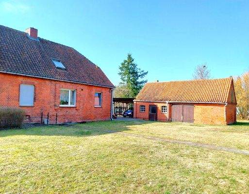 Landhaus mit Wirtschaftsgebäude