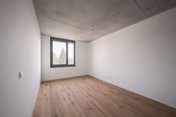 Schlafzimmer mit Blick zum Fenster - HERDERGÄRTEN 3.4.2 (2)