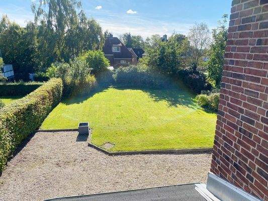 Blick von oben in den Garten / Stellplätze