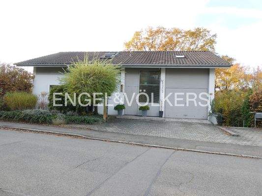 Frontansicht von der Straße