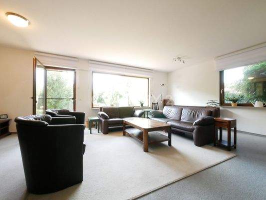 Großer Wohnbereich samt Zugang zur Terrasse & Garten