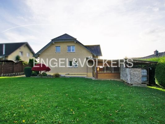 Hausansicht mit Garten