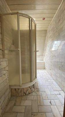 Bad mit Dusche und Wanne