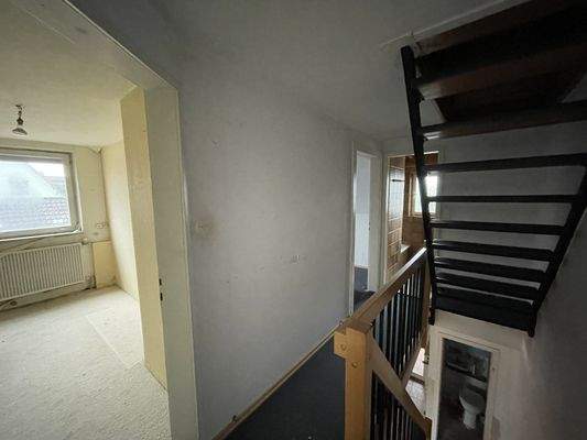 1.Obergeschoss: Flur mit Treppenanlage, 2 Zimmern und Bad