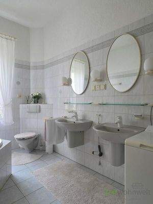 zwei Waschbecken und WC