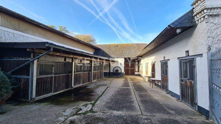 Pferdeboxen und angrenzende Reithalle