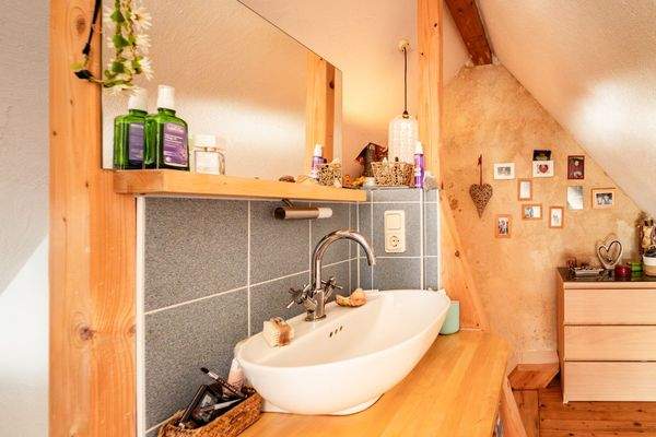 Bad mit Dusche im Dachgeschoss