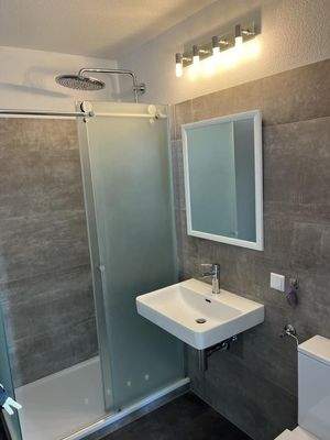 modernes Bad mit Regendusche