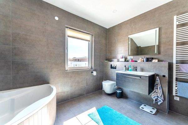 Helles u. großes Badezimmer im OG