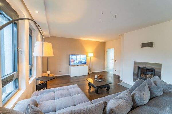 Großzügiges, offenes Wohnzimmer mit Kamin 