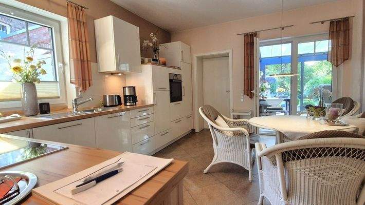 Küche mit Zugang zum Sommergarten