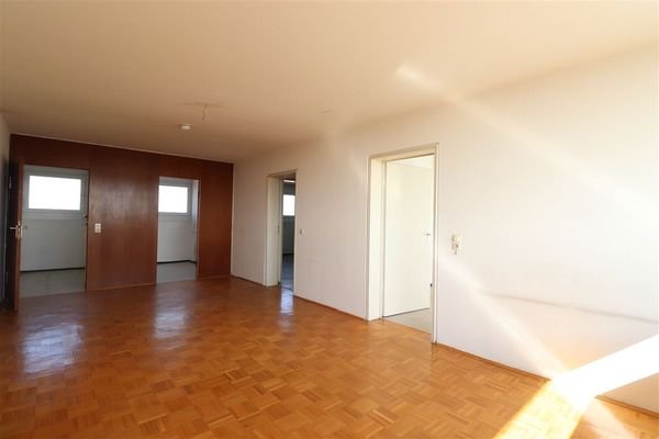 Helles Wohn- und Esszimmer