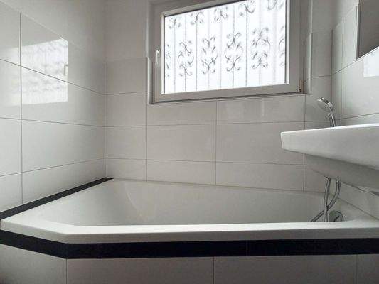 EG Badezimmer: Die Badewanne für ruhige Abende und entspannte Momente