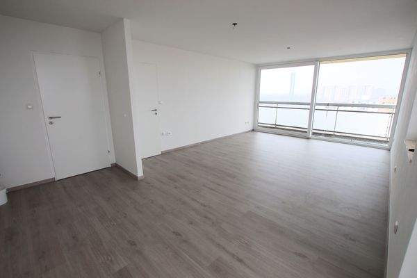 Wohnen und Essen offen mit Zugang Balkon