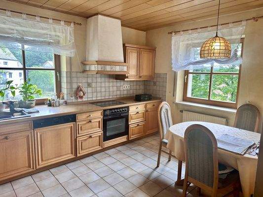 Küche mit Essplatz im Erdgeschoss